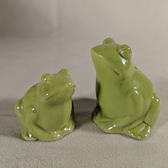 Ceramic Frogs Salt & Pepper Shakers Green Chinese Frogs Cottage Spring Summer - Picture 1 of 8